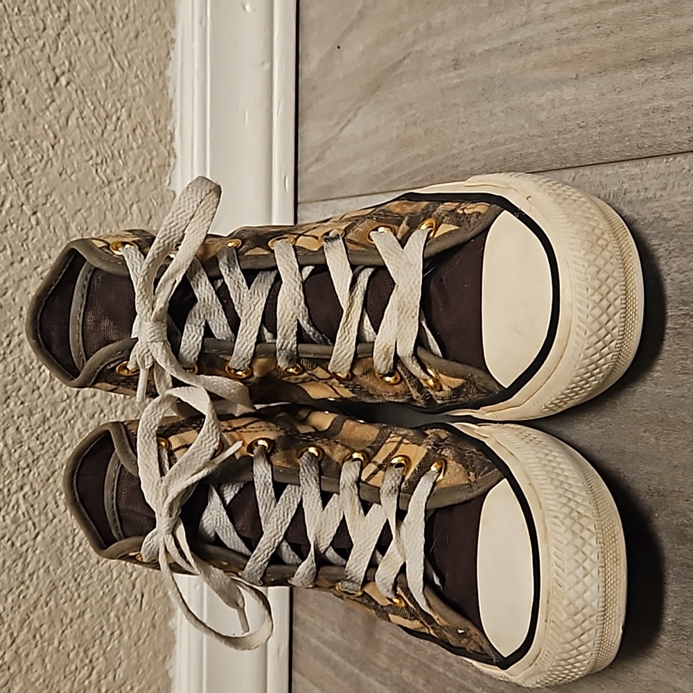 size 6: brown plaid converse